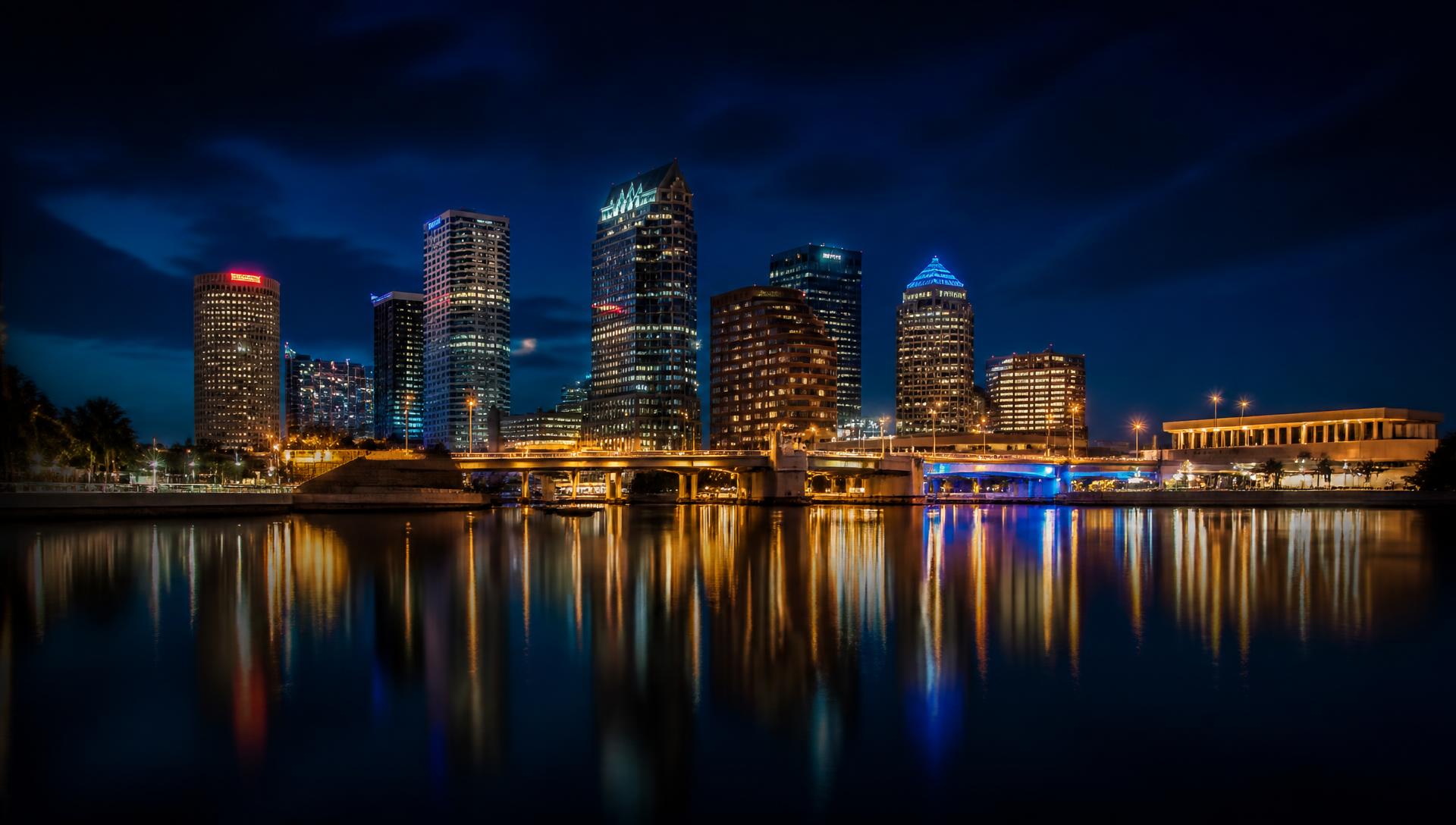 Skyline nocturno de Tampa, Florida